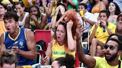 مشجعون برازيليون يشاهدون مباراة جمعت بين منتخبهم والكاميرون خلال نهائيات كأس العالم 